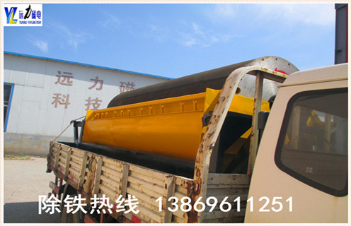 小型磁選機(jī)設(shè)備適用于濕式磁選工藝,是磁選試驗(yàn)常用設(shè)備.遠(yuǎn)力磁電生產(chǎn)的小型磁選機(jī)設(shè)備磁場(chǎng)強(qiáng)度9000-10000GS,適用于赤鐵礦.褐鐵礦.鏡鐵礦.錳礦.鎳礦.鈦鐵礦等弱磁性礦物的濕式磁選作業(yè). 1.小型磁選機(jī)的工作原理 是礦漿經(jīng)給礦箱流入槽體后,在給礦噴水管的水流作用下,礦粒呈松散狀態(tài)進(jìn)入槽體的給礦區(qū).在磁場(chǎng)的作用,磁性礦粒發(fā)生磁聚而形成“磁團(tuán)”或“磁鏈”,“磁團(tuán)”或“磁鏈”在礦漿中受磁力作用,向磁極運(yùn)動(dòng),而被吸附在圓筒上.由于磁極的極性沿圓筒旋轉(zhuǎn)方向是交替排列的,并且在工作時(shí)固定不動(dòng),“磁團(tuán)”或“磁鏈”在隨圓筒旋轉(zhuǎn)時(shí),由于磁極交替而產(chǎn)生磁攪拌現(xiàn)象,被夾雜在“磁團(tuán)”或“磁鏈”中的脈石等非磁性礦物在翻動(dòng)中脫落下來,最終被吸在圓筒表面的“磁團(tuán)”或“磁蓮”即是精礦.精礦隨圓筒轉(zhuǎn)到磁系邊緣磁力最弱處,在卸礦水管噴出的沖洗水流作用下被卸到精礦槽中.非磁性或弱磁性礦物被留在礦漿中隨礦漿排出槽外,即是尾礦.