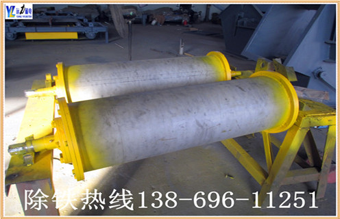 1.干式永磁滾筒采用人民共和國(guó)機(jī)械工業(yè)標(biāo)準(zhǔn)“JB / 7895-1999”,采用稀土復(fù)合磁性系統(tǒng),并采用高強(qiáng)度膠(J-39)粘結(jié)和環(huán)氧灌注,磁性表面用不銹鋼加強(qiáng)膠膠掛膠,不脫落.氣缸兩端的密封墊圈涂有塑料密封,確保無(wú)水;整體采用先進(jìn)的技術(shù)和合理的結(jié)構(gòu).經(jīng)過(guò)特殊設(shè)計(jì),使的磁場(chǎng)強(qiáng)度分布更為合理,分選效果更明顯. 2.此碎鋼磁選機(jī)永磁筒體機(jī)身通過(guò)特殊設(shè)計(jì),不易堵塞材料,運(yùn)行材料.通過(guò)半逆流類(lèi)型.